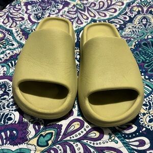Yeezy slides size 8